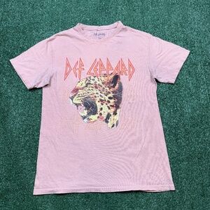 Def Leppard Graphic T Shirt Women's Size M Pink Short Sleeve Crew Neck Band Tee